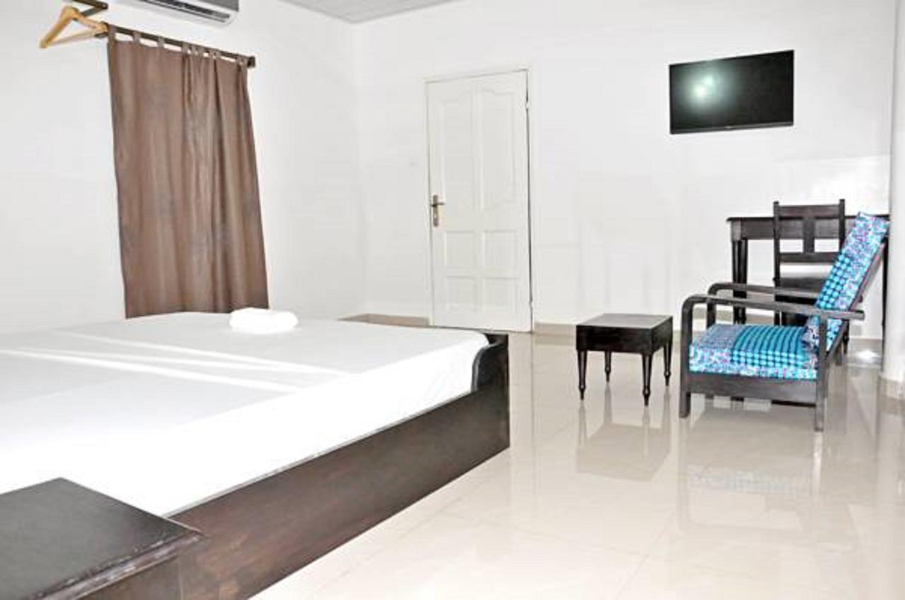 Hotel Seaside Ломе Экстерьер фото