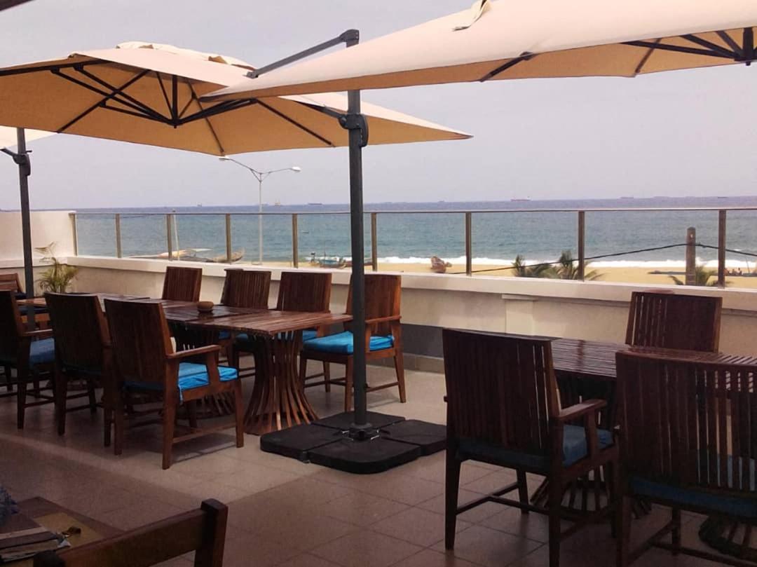 Hotel Seaside Ломе Экстерьер фото